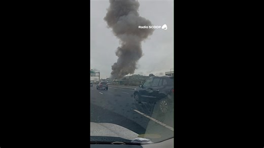 🔴 Énorme panache de fumée après l'explosion dans une usine chimique à Saint-Fons, au sud de Lyon 🔴 Au moins quatre salariés ont été blessés, dont trois gravement. Une centaine de pompiers sont sur place pour éteindre le feu 🚒 | Radio SCOOP Lyon