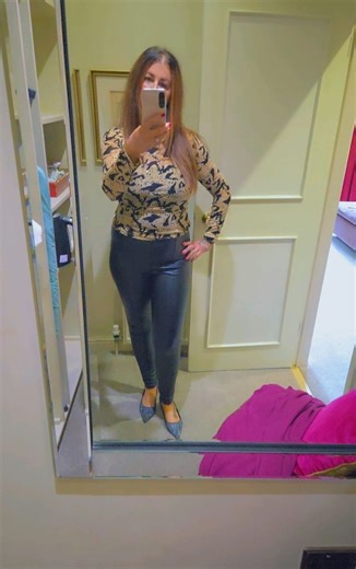 PDO THREAD & DERMAL FILLERS - A Match Made In Heaven 💉 The reason i love using these products together for full facial lifting is simple - Dermal Fillers alone don't lift skin 🤔 They give the illusion of a lift by absorbing water but in reality fillers do what they say on the label they fill and revolumise. Combining threads and fillers together gives a true natural looking lift and helps reposition the superficial fat pads in the face for a youthful look. 🥰 The threads will also contour, smo