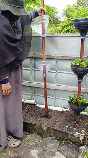 Menanam di Lahan Sempit dengan Pot Tower