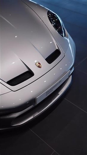 Understated. Unmistakable. The Porsche 911 GT3 with Touring Package