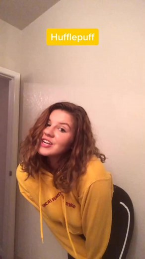 When Huff was chosen as a prefect this is how she introduced the Hufflepuff house #harrypotter #hufflepuff #hufflepuffoc #fyp