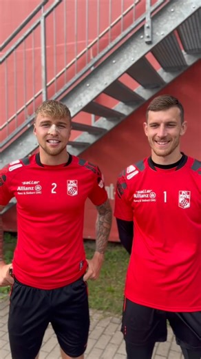 Unser WBG-Einheit-Familienblock L ist am Spieltag gegen den CFC für euch geöffnet! 🎉 Im Block L erwarten euch tolle Aktionen: 🎯 Unser Fußball-Darts 😎 Coole, temporäre Vereinstattoos 📽️ Ein Blick hinter die Kulissen mit der Chance, interne Abläufe hautnah zu begleiten und mitzugestalten. Sei es als Einlaufkind, Nachwuchsreporter, Presse- oder sogar Stadionsprecher! Zum Weltkindertag könnt ihr so ganz nah bei der Mannschaft sein. Alle ausführlichen Infos sowie die Bewerbungsmöglichkeiten finde