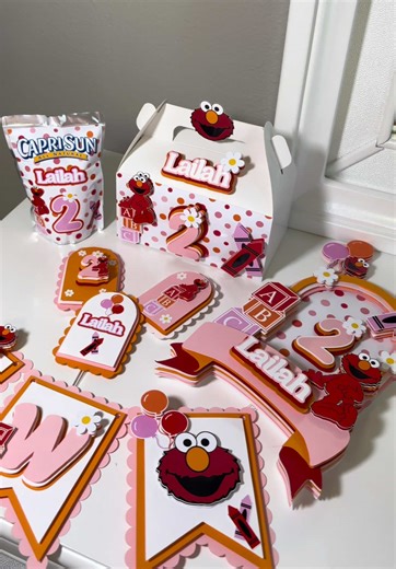 Elmo theme but elevated 🎀❤️✨ a complete party bundle for the cutest setup ever 💕 This Bundle Included: Cake Topper Cupcake Toppers High chair Banner Capri Sun Labels Party Favor Boxes #elmoparty #elmotheme #girlyparty #partydecor #custompartydecor
