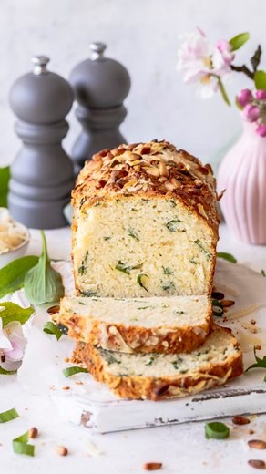 Emmas Lieblingsstücke - Besser Backen on Instagram: "Einfachstes und bestes Bärlauchbrot mit Grana Padano - oberlecker, ohne Hefe, lange Gehzeiten, ihr braucht nicht mal einen Mixer. Mögt ihr Bärlauch auch so gerne? Für ein Brot braucht ihr: 1 Bund Bärlauch, etwa 40 g 400 g Mehl 1 Pck. Backpulver 1 TL Salz 1 Ei 300 ml Milch 50 ml neutrales Speiseöl oder Olivenöl 110 g Grana Padano oder Parmesan, gerieben 2 EL Pinienkerne Fett für die Form Außerdem: 1 Kastenform (25 x 10 cm) So geht’s: Backofen a