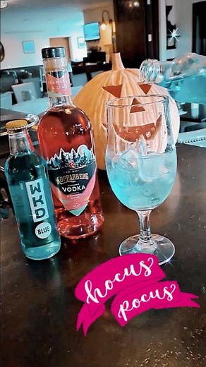 Cocktail of the week: Hocus Pocus 🎃 Watch the magic happen right in front of your eyes with this colour changing cocktail 💙❤️💜 WKD Blue topped with Kopparberg Vodka 🍹 #wkd #wkdblue #kopparberg #kopparbergvodka #strawberryandlime #vodkacocktail #mixitup #irishcocktails #halloween #hocuspocus | The Ponderosa Bar & Restaurant