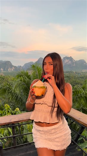 CLARA 🌸 on Instagram: "🥥🌴"
