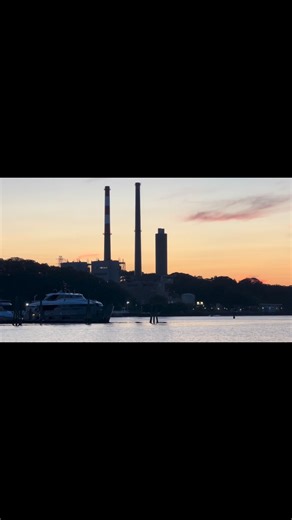 Port Jefferson, New York, originally inhabited by the Setalcott Indians, has a history spanning over 400 years. It transitioned from a rural tidal marsh to a premier shipbuilding hub and is now a major Long Island tourist destination. Key Historical Eras Early Settlement (17th Century): The first colonial home was built in the early 1660s by Captain John Scott. In 1682, the area was named "Drowned Meadow" because the downtown was flooded twice daily by the tide. The Shipbuilding Boom (1836–1920s