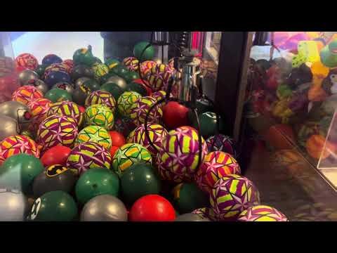 ice Unknown Claw machine at Metro bowl (Rainforest cafe Model) (low volume)