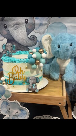 Elephants are the true kings of the jungle! 🐘💙 We await your arrival baby boy 💙 Baby boy elephant theme part catering Cake : vanilla w/ strawberry filling Cakepops : strawberry Blue gelatin Chocolate pretzels Mini pancakes Mini waffles Cheesecake slices Sliced fruit Blueberry muffins #pastel #baby #cake #viralditiktok #fyppppppppppppppppppppppp