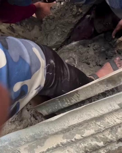 #HCHInternacionales | ¡MILAGRO EN NEPAL! Entre toneladas de lodo y escombros, los rescatistas de la APF encontraron con vida a Manisha Magar, una niña de apenas 6 años, en Timure, Rasuwa.Video cortesía DD https://t.co/bMyOCYZr0w