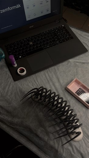 𝐕aszi Noemi on Instagram: "Néha a legnagyobb növekedés ott kezdődik, ahol a komfortzónánk véget ér… 🤍 Ez a videó az első előadásom pillanata, tele izgalommal, tanulással és rengeteg érzéssel. Nem volt tökéletes. De valós volt. És az enyém. Sok fejlődés vár még rám, de ma hálás vagyok magamnak, hogy mertem lépni.🙏🏻 Ha most te is félsz valamibe belevágni… lehet, hogy pont ez a jel ✨ #lashartist #pillásvagyok #imadomamunkam #pillanatok"