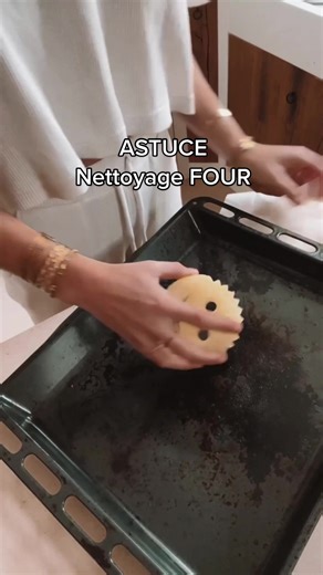 Cette pâte est magique , j’ai réussi à désincruster mon four sans difficultés en seulement quelques minutes. Levez la main ceux qui ont besoin d’un nettoyage ? Ahah 🧽 🙌🏼 #cleanwithoinkstuff #pinkstuff #nettoyage #astuce #bonplan #astucemenage #home #menagefacile #cleaning #speedclean #instareels #kitchen #motivation