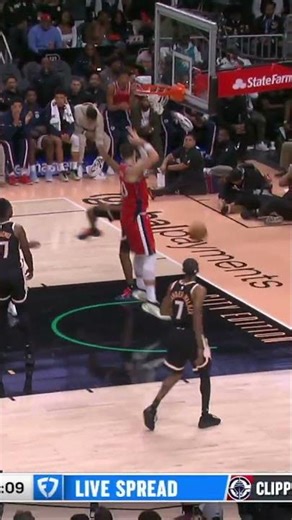 Kawhi with the bullet pass dime 🦾