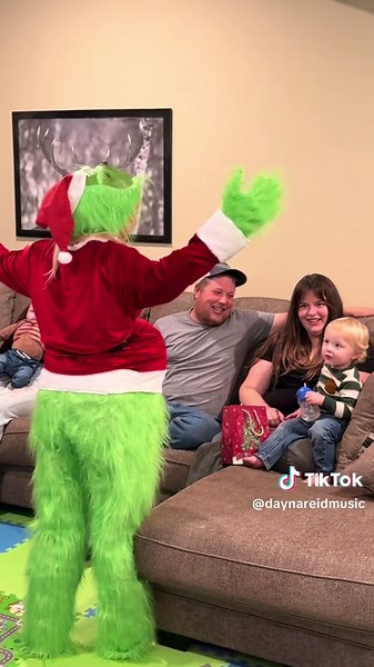 These kiddos were a lot braver than I woulda been 🎅🎄 (Being an auntie is my fav job) #grinch #auntie #merrychristmas #friendmas #fyp