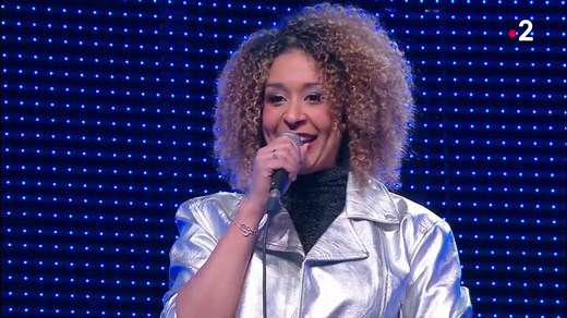 Émue, Jessie, la choriste de N'oubliez pas les paroles, retrouve la fille de sa première prof de chant