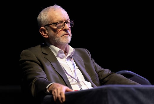 Βρετανός Βουλευτής: Το Ακρωτήρι ενδιάμεσος σταθμός για την παράδοση όπλων στο Ισραήλ | AlphaNews