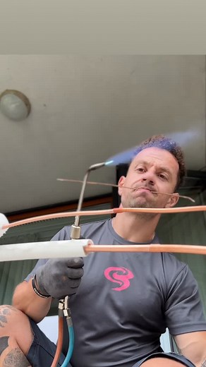 🔥 Solderwerk in actie – Climate Busters behind the scenes! 🔧 Hier ben ik bezig met het solderen van koperen leidingen voor een Daikin duo-split installatie. Dit is een van de belangrijkste stappen voor een lekkagevrije, veilige en duurzame werking van je airco. ➡️ Alles met de hand, met precisie en vakmanschap ➡️ Gebruik van hittebestendige handschoenen en gecontroleerde vlam ➡️ 100% luchtdichte verbindingen gegarandeerd Bij Climate Busters werken we niet met haastige shortcuts – wij staan voo