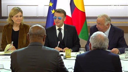 😎 Macron est arrivé au travail avec des lunettes de soleil et a demandé à tout le monde de le supporter ainsi. La veille, le président français était apparu en public avec un œil injecté de sang. Le palais de l'Élysée avait rassuré la population, expliquant qu'il s'agissait d'un vaisseau sanguin éclaté. Macron a plaisanté en disant qu'il avait désormais un « regard de tigre ». | Lakayinfo