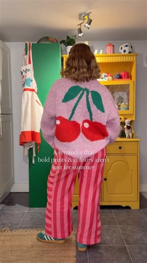 Dream Anastasia | Dopamine Fashion & Styling on Instagram: "Ok, I said it… Why do we all switch to dark colours as soon as winter hits? ❄️ Don’t get me wrong, I love rich, deep tones but nothing makes me feel more alive than throwing on a pop of colour when everything else feels grey 🌈✨ So this is your sign to wear the colourful clothes, brighten your day, and maybe even someone else’s too 😍🩷♥️ . Jumper & trousers: @nextofficial Neck scarf: @mutha.hood Bag: @damsonmadder Bag charm: @jellycat