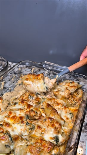 Aliyah🍯 on Instagram: "These cheesy stuffed shells are the perfect comfort meal to make. Save this recipe to make soon babes you deserve it! #stuffedshells #alfredostuffedshells #comfortmeals #dinnerrecipes #pastarecipe"