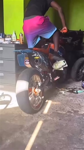 • crosspagee ® on Instagram: "😂😂😂😂 @crosspagee By: @zurich_bikelife"