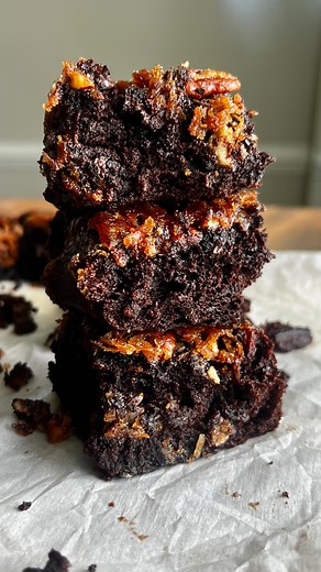 Kiley O'Donnell on Instagram: "UPSIDE DOWN GERMAN CHOCOLATE BANANA CAKE Soft, fluffy, and fluffy 🥥 Truly melts in your mouth and is the combo of my dreams ✨ Recipe below OR comment ‘CAKE’ to get the recipe sent to you 🤎 #Recipe Details: Toasted Coconut Pecan Topping: - 1/2 cup dark brown sugar - 3 tbsp butter, melted - 1 tsp cinnamon - Pinch of salt - 1/2 cup pecan halves - 1/2 cup shredded coconut Chocolate Banana Cake: - 1/2 cup butter, melted & slightly cooled - 3/4 cup granulated sugar - 1