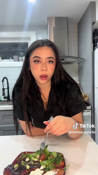 This meal was fire 🔥👩🏻‍🍳 Use my code HELLOREEMAFRESH to get 55% off your first box and 20% off two months! Offer is valid for new subscribers only. @HelloFresh #hellofreshpartner #fyp #cooking #hellofresh