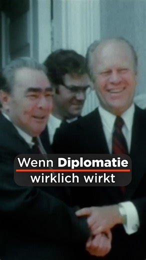 “Die Doku 'Der Helsinki-Effekt' über die KSZE-Konferenz von 1975 ist ein rührendes Hohelied auf die Kunst der Diplomatie. Und: saukomisch.” titelt die SZ zum Kinostart des Films. 35 Regierungschefs treffen sich in Helsinki, um über die Sicherheit und Zusammenarbeit in Europa zu sprechen. Die Zweifel an einer Einigung sind groß und doch wird nach 672 Tagen Verhandeln die Schlussakte unterschrieben! Den ganzen Dokumentarfilm gibt's jetzt in der Mediathek ➡️ so.arte/Der-Helsinki-Effekt | Arte