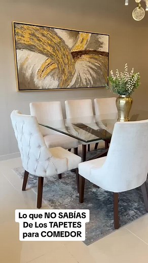 3 tips clave para elegir la alfombra perfecta para tu comedor 👌🤩 1. Que su tamaño cubra el área de la mesa y las sillas, incluiso cuando estén retiradas. 2. ⁠Elige un material de pelo bajo o medio que sea fácil de limpiar y permita el movimiento fluido de las sillas. 3. ⁠Opta por un print que disimule las manchas y complemente la decoración de tu comedor. Comparte este tip con alguien que crees que le pueda ayudar en la decoración de su hogar 🤍 #salasmonterrey #diningroom #homedecor #homedesi