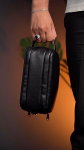 54K views · 133 reactions | ⁨ ‏Wiwu Salem Travel Pouch حقيبة الرمز﫡 مصنوعة من الجلد المقاوم للغبار والماء تحتوي على 3 سحابات朗  بضمان سنة كاملة للأتصال او الاستفسار 07809881166☎️⁩ | Wiwu iraq | Facebook