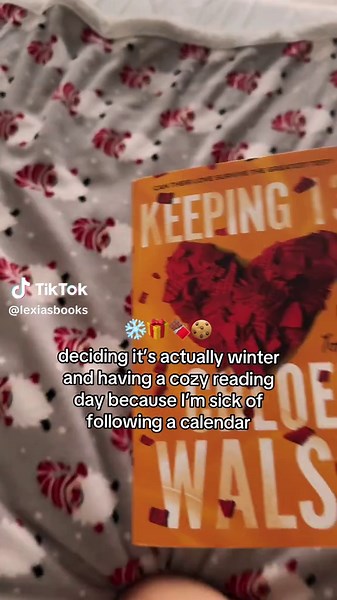 meanwhile it’s 35 celsius degrees outside😐 #reading #cozyreading #amazon #boysoftommen #binding13 #keeping13 #johnnykavanagh #shannonlynch #booktok #bookbesties #fyp #cozybooktok #christmas