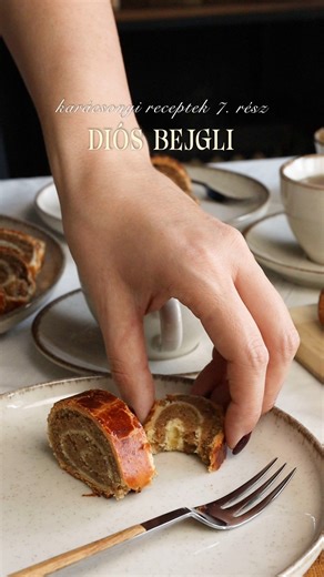 Kezdődjön a bejgli szezon!🎄🎁 Hibátlan, szépen tekerhető, nem reped, nem terül, és isteni íze van! Három éve sütöm ezt a receptet és még mindig abszolút befutó!😍 A receptet igyekeztem extra részletesen leírni, úgyhogy érdemes megnézni a honlapon, ahol "DIÓS BEJGLI" néven tudsz rákeresni!👌 ▪️ www.dizko.hu ▪️ ✒️ Ha mégis kimaradt valami, írjatok és igyekszem segíteni!😉 #recept #dizkomagazin #karácsony #karácsonyireceptek #bejgli #diósbejgli #bejglirecept | DIZKO Magazin