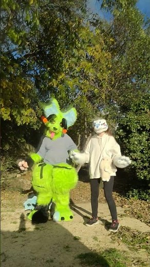 Two silly furries XD (Alien fursuit : ‪@kio_le_deku_カッコウ‬) #furry #antizoo #fursuit #fyp #cosplay