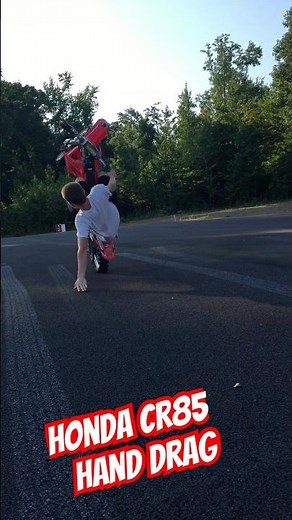 HONDA CR85 Wheelies! Hand Drag #cr85 #dirtbike #wheelie #stunt