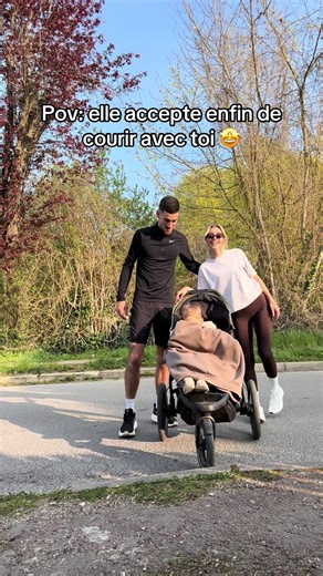 Elle a enfin dit oui... et ces petits moments là valent tout, même pour une mission crèche💛 #couple #run #famille
