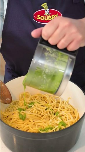 BBQ-zalm met Soubry Rustica Linguine & pesto. De pasta die de saus omarmt. Recept in de comments!