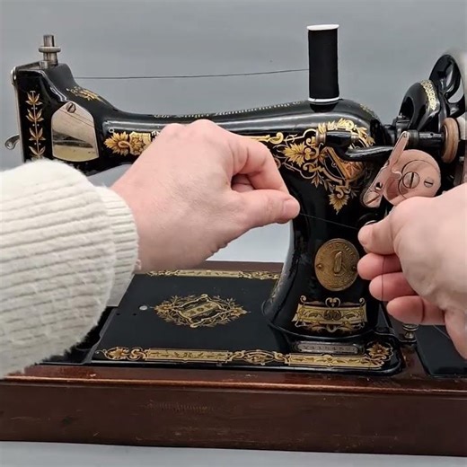 Singer 27, 28, 127, 128 – Wind the Bobbin