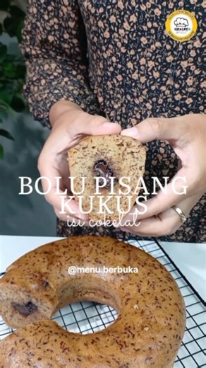 Menu by Rima on Instagram: "Cuma diaduk..walau dikukus tapi hasilnya kaya dipanggang Resep Bolu Pisang Isi Cokelat 300 gram pisang matang 3 butir telur 135 gram gula pasir ¼ sdt garam Vanili cair sedikit 180 gram terigu 1 ½ sdt baking soda 135 gram minyak sayur All Cookware by @idealifeonline_ Ayo buruan CO steamer ring dan pannya ya, klik link bio berikut: 04. IDEALIFE Granite Cookware Set IL-22b 07. IDEALIFE Steamer Ring SR-2401 IDEALIFE Granite Cookware Set IL-22b ✅Greblon C3+ Teknologi Jerma