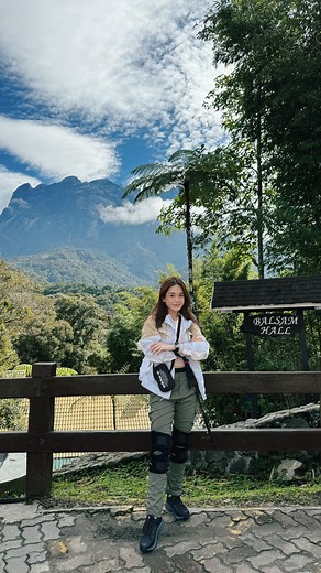 Toughest transition I’ve ever made in my life I always wished I have the superpower of teleportation but conquering Mount Kinabalu step by step has taught me why we don’t ♡ It will only move you when you go the hard way. 登頂那一刻 一個人坐在塊石上 感覺瞬間一切靜止了 畫面定格 腦袋被掏空 雙腳發麻 耳朵啟動靜音模式 折騰了兩天一直前往的目標 達到了 讓意志力歇息2分鐘 但就在那2分鐘 思緒才得到釋放和重視 來吧 淹沒我吧 “我怎麼上來這裡的” “我用腳走到馬來西亞最高峰” “天啊這風景必須用眼看” “大自然好美 我要继续爱这世界” 忍不住稀裏嘩啦 然后队友抵達 快速合影 意志力就被使喚回來 下山對我而言才是最高難度 還有十幾小時要與自己奮鬥 就如人生中抵達顛峰後的路 看似輕易 但一點都不好走 少點能耐都會崩塌 快慢不是重點也無需攀比 比快你會受傷 怠慢你會失去鬥志 