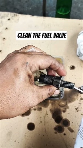 Clean the fuel valve for smoother engine performance #shorts #mechanic #mechanic #feedshorts