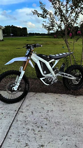 The cleanest Surron lbx is back 😈#Punkz #surron #ebikeparts #wheelie #xyzbca