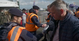 🌬️Het enthousiasme van de eerste bezoekers zorgde voor een windvlaag in de Marinebasis. Gelukkig weten de mensen van de Marine om te gaan met alle weersomstandigheden. ⚓Kom vandaag of morgen naar de NAVY DAYS en geniet samen met onze maritieme partners van deze unieke kans om het leven op zee te ontdekken. 👉https://www.belgiannavyevents.be/ | The Belgian Navy