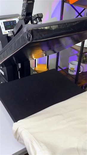 We all love that buttery peel, right? 👀🔥 To get it smooth: ➡️ 300°F, 10–15 seconds ➡️ Right pressure ➡️ Parchment paper (always!) If it doesn’t peel easy, press again no panic! Watch the full tutorial on our website 🎥 Stay sharp. Stay consistent. Stay DTF-ready 👑 📬 Have questions or ready to place an order 🌍 Visit us at transferkingdom.com #dtftransfers #dtftips #tipsandtricks #customtees #directtofilm | TransferKingdom