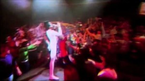QUEEN(1977) ~ "We Are The Champions" [High Definition]