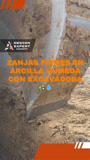 En suelos arcillosos húmedos, la zanja tiende a “embarrarse”, deformarse y perder estabilidad con facilidad. Por eso se usa el balde de la excavadora para perfilar con geometría limpia (ancho, alineación y profundidad) sin sobreexcavar, dejando el fondo lo más uniforme posible. Esto facilita desarrollar la cimentación: preparar el asiento, controlar cotas, organizar el armado y dejar lista la excavación para el vaciado. 💧🏗️ Además, al mecanizar el perfilado se reduce el tiempo que la zanja que
