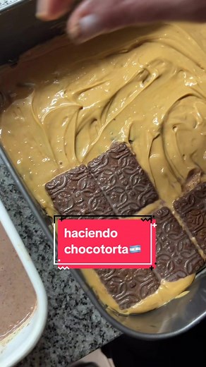 ASMR HACIENDO CHOCOTORTA🇦🇷💙 Holisss, les muestro un poquito de lo que fue el proceso de mi torta de cumpleaños 😋 Partes iguales de queso crema y dulce de leche. Mezclamos. Y mojamos las chocolinas en nesquik o café (a gusto) y colocamos en el molde que vamos a usar. Una vez cuabierta toda la superficie le ponemos una generosa capa de nuestra mezcla y así repetimos las veces que queremos( yo le hice tres capas) Un dato importante es dejarla toda la noche en la heladera así queda más rica. Pod