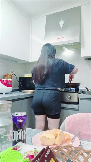 Enjoying Chaumin with Friends: A Cozy Evening