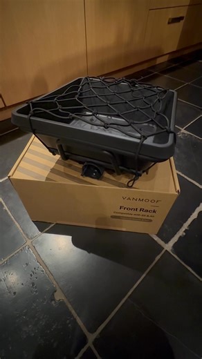 Nog op zoek naar het perfecte cadeau onder de boom? 🎄 Het VanMoof voorrek met mand voor S5/A5/S6 is weer uit voorraad leverbaar. Snel bestellen = snel in huis. 🚴‍♂️✨ | Groot Tweewielers