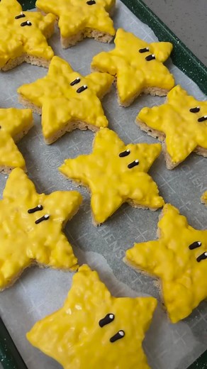 My son turned 6 😢 wanted a Mario themed birthday party obsessed with the star ⭐️ #supermario #ricekrispytreats #StarsEverywhere #luigi | Dino Treats
