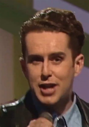 Take no bull from anyone🕺 'Americanos' performed on the Swiss TV show Mode, Macher und Musik in 1989. #HollyJohnson #80smusic #Live